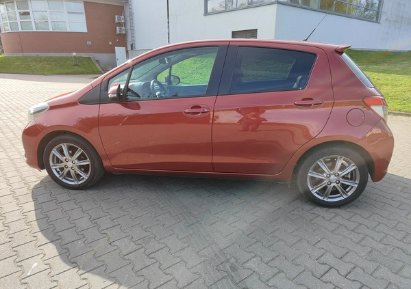 Toyota Yaris cena 34600 przebieg: 105000, rok produkcji 2011 z Szczecinek małe 172